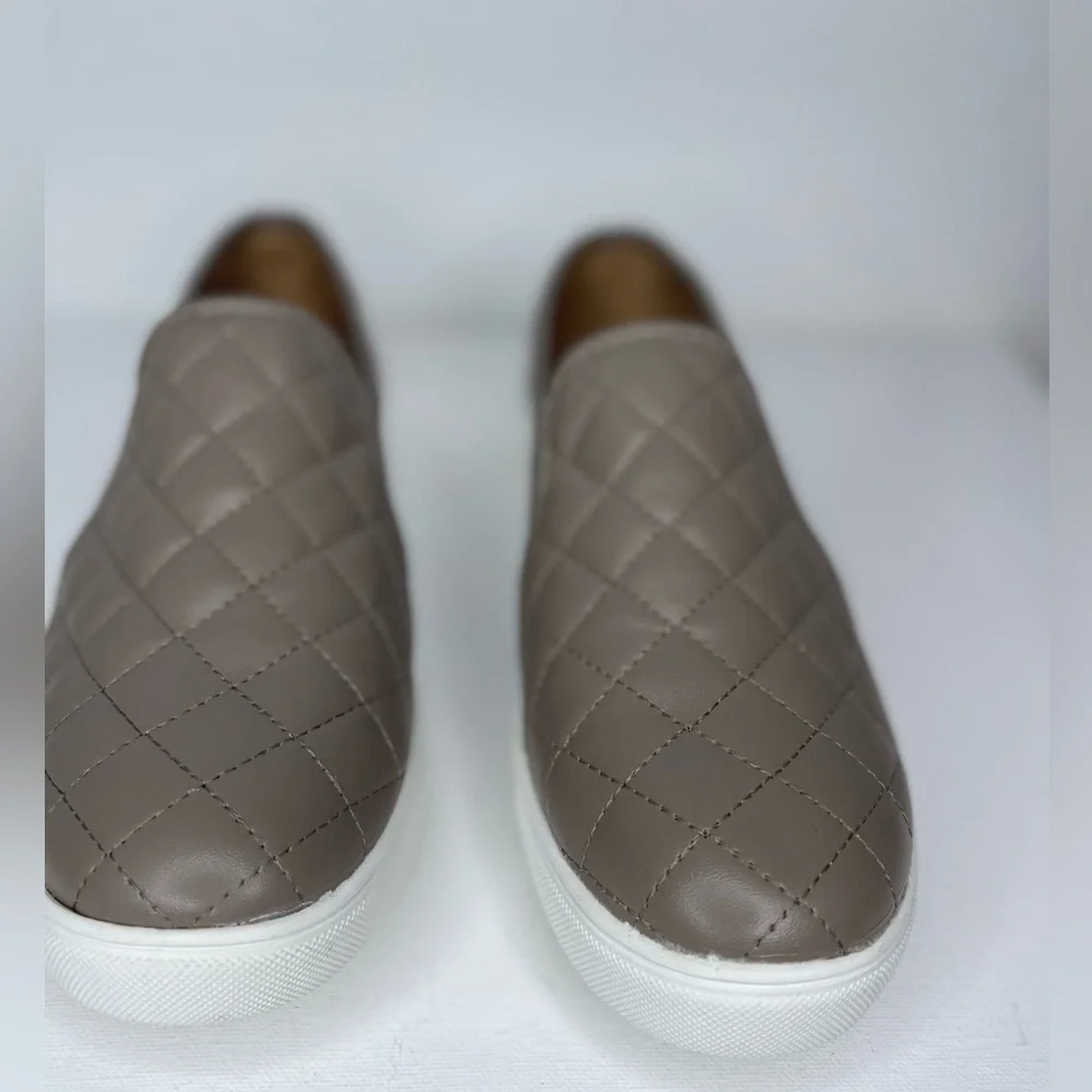 Mountain Sole Women's Slip On Sneaker Comfort Shoes Quilted Faux Leather Size 9